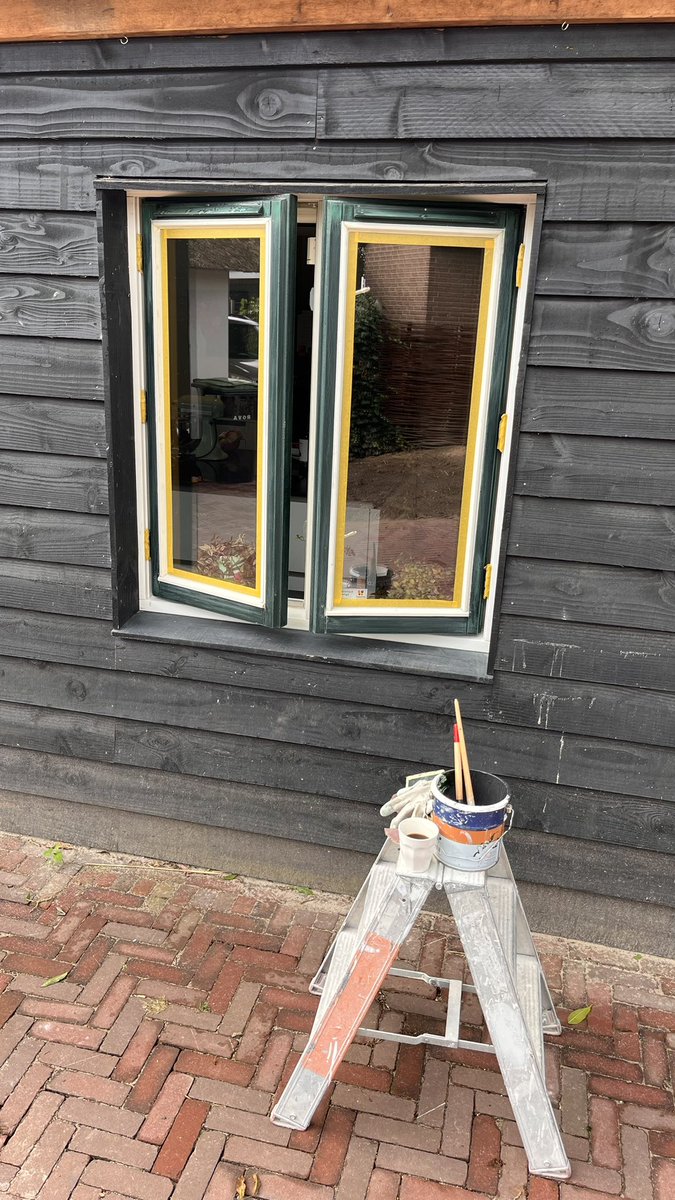 Glas afplakken ja of nee? 
Ik was altijd tegen omdat je weet wel maar het gaat wel snelle.. wie plakt er af en wie niet? Let me know #Tag #schilders #tape #painter #paintlife