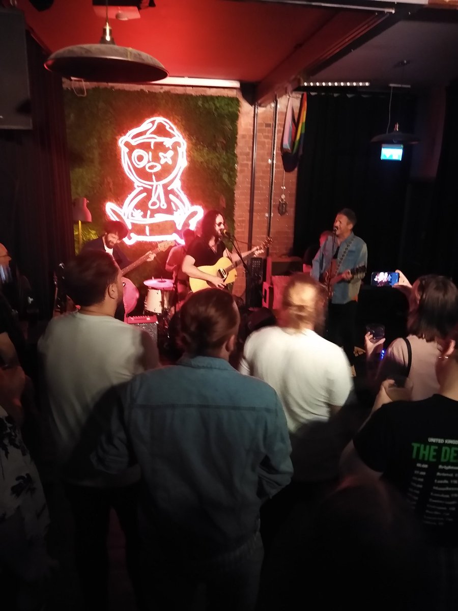 Joe Kelly making it happen <a href="/TinyRebelCdff/">Tiny Rebel Bar Cardiff</a> courtesy of <a href="/HMGPresents/">Hiraeth Music Group</a>