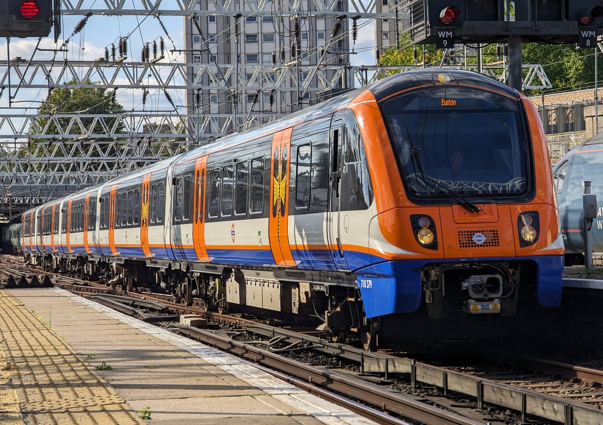 DownOnTheStour's tweet photo. Great day riding old units and clearing new track around the smoke with the great company of @trainfanmatt 👏

Now I'm ready for bed 💤

#DownOnTheStour #RailwayPhotography #railwaytwitter #class710 #class319 #london https://t.co/fTBTLjsFxe