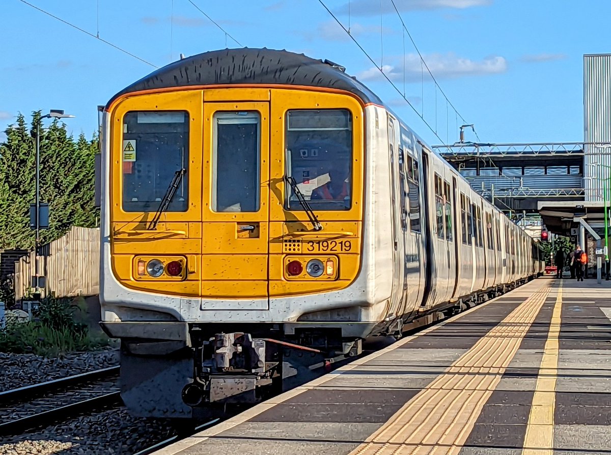 DownOnTheStour's tweet photo. Great day riding old units and clearing new track around the smoke with the great company of @trainfanmatt 👏

Now I'm ready for bed 💤

#DownOnTheStour #RailwayPhotography #railwaytwitter #class710 #class319 #london https://t.co/fTBTLjsFxe