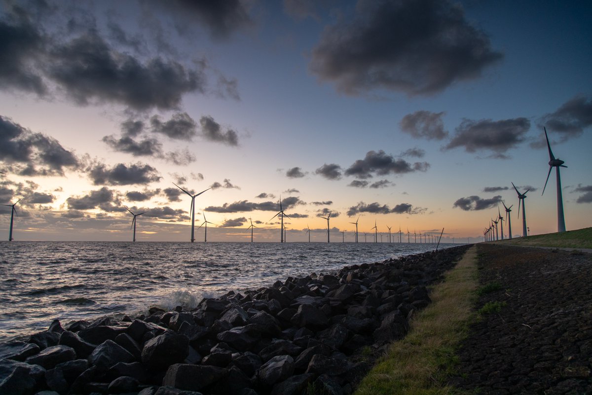 Genoten van de prachtige, doch enigszins koude, avond aan het IJsselmeer. #noordoostpolder <a href="/FlevolandWeer/">Flevoland Weer</a> <a href="/weermanrobert/">➡️ Robert de Vries</a>