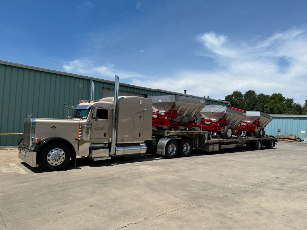Contact us for your freight moves - throughout Canada and the USA!
Flats, step decks, RGNs, and dry vans. 
#trucking #transportation #peterbilt #kenworth #farmersfeedcities