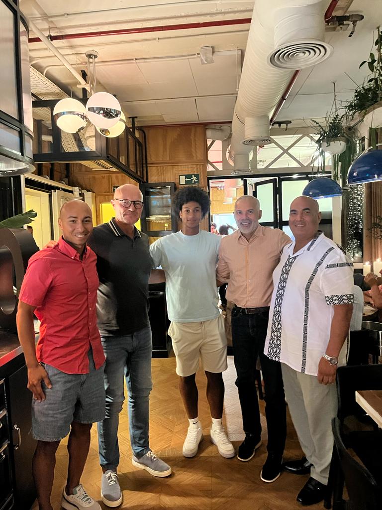Robinso45304547's tweet photo. El presidente de la Federación Dominicana de Fútbol D. Ruben García y el Seleccionador Nacional D. Marcelo Nevelef junto al jugador del Real Madrid Peter González, Rony Beard y el scout para Europa Robinson Martínez https://t.co/B0rIRcJYGD