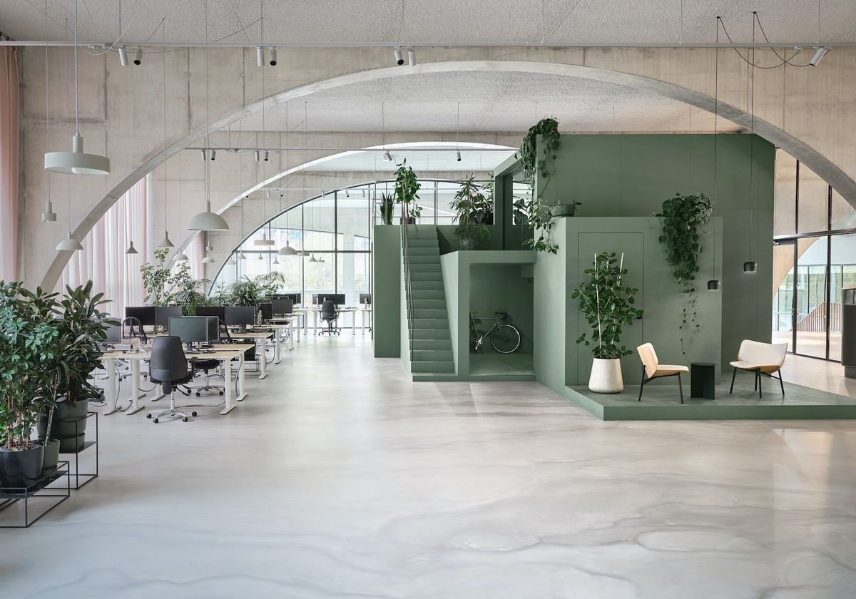 Architizer's tweet image. Unleashing creativity and community in the workplace, this design offers a green oasis with versatile spaces that adapt to everything from meetings to relaxation. 

Details: arc.ht/47mfyFc | 📍Amsterdam, Netherlands