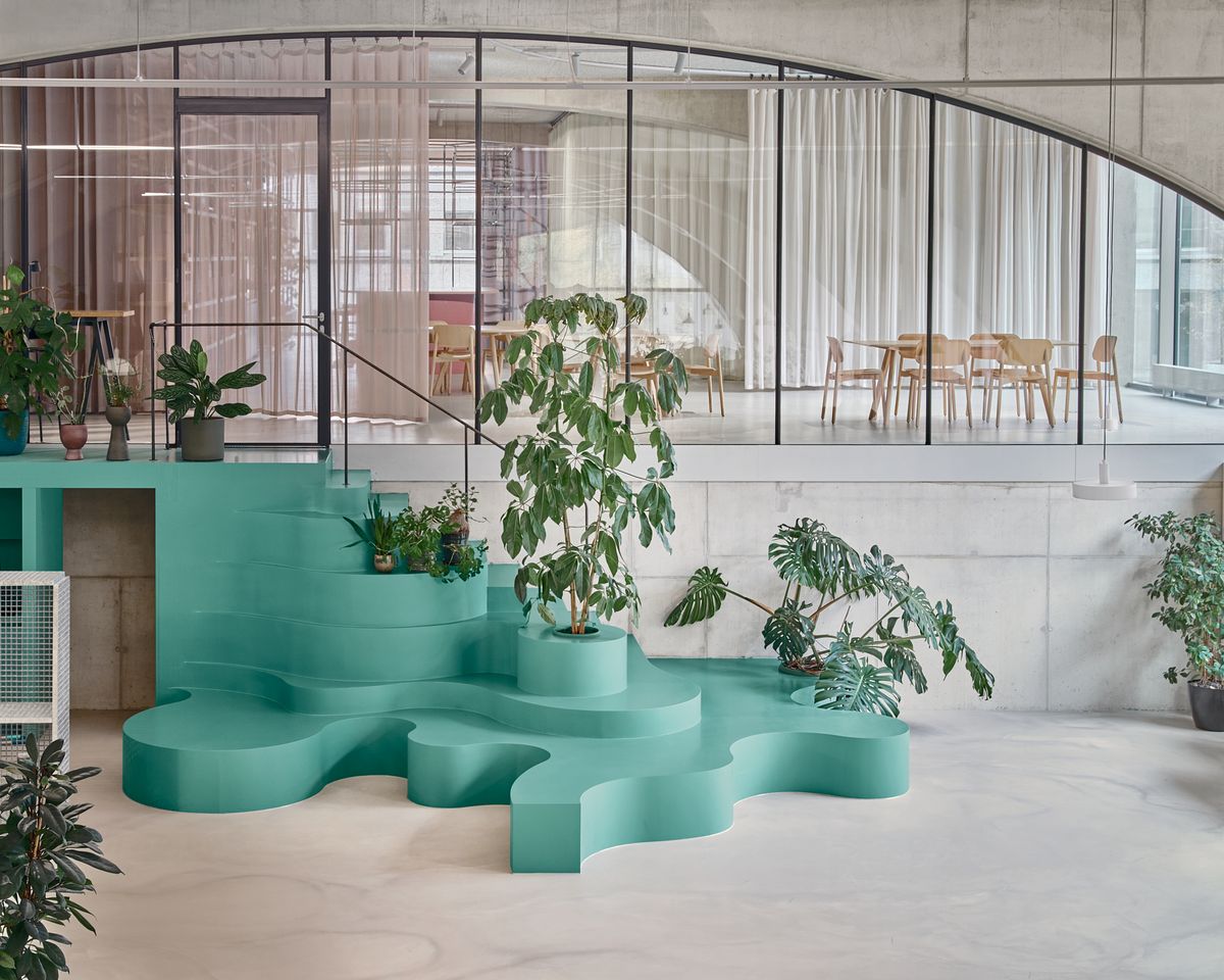Architizer's tweet image. Unleashing creativity and community in the workplace, this design offers a green oasis with versatile spaces that adapt to everything from meetings to relaxation. 

Details: arc.ht/47mfyFc | 📍Amsterdam, Netherlands
