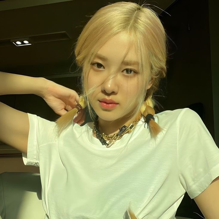 blpkrussia's tweet photo. WE LOVE YOU ROSÉ https://t.co/SyedFoBC8R