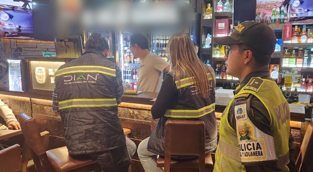 PoliciaAduanera's tweet image. En #Manizales con la @DIANColombia y la @FNDCol realizamos controles a los establecimientos de comercio dedicados a la venta de bebidas alcohólicas y cigarrillos 🚬 para verificar su legalidad. #TodosContraElContrabando.
