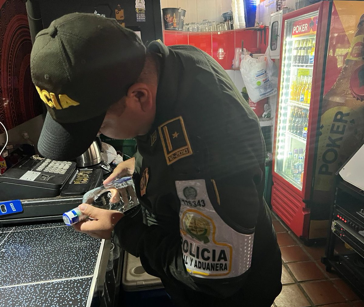 PoliciaAduanera's tweet image. En #Manizales con la @DIANColombia y la @FNDCol realizamos controles a los establecimientos de comercio dedicados a la venta de bebidas alcohólicas y cigarrillos 🚬 para verificar su legalidad. #TodosContraElContrabando.