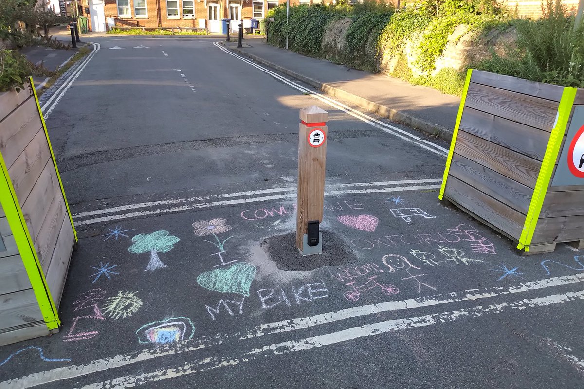 Showing one of our #LTN filters some love this evening #Oxford #activetravel 😊🌇🚲💚👩‍👦