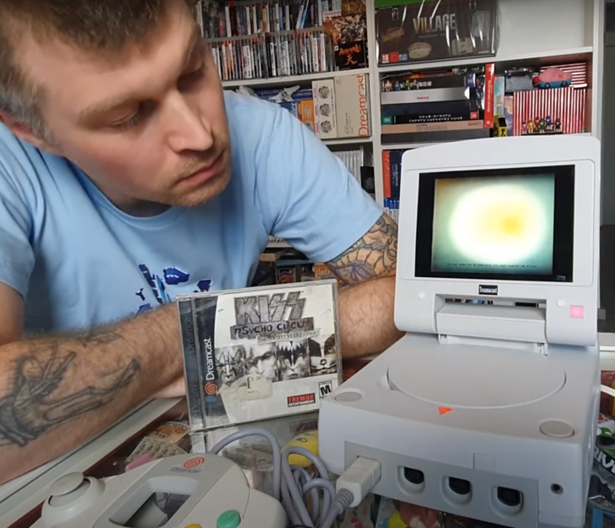 ManuTheDeath's tweet photo. Non mi è ancora passata la tristezza di quel giorno dove ho scoperto che il mio Sega #Treamcast aveva lo schermo morto dopo anni di scaffale al chiuso😭 #Dreamcast #Sega https://t.co/Fqfi3YgonS