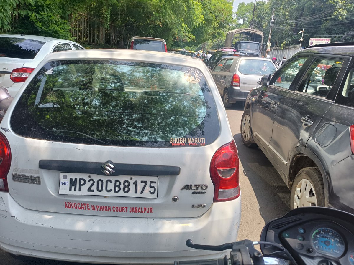 SSCOSparsh's tweet photo. @MPPoliceOnline Car without driver in High court Road Jabalpur https://t.co/NprnZdXk3r