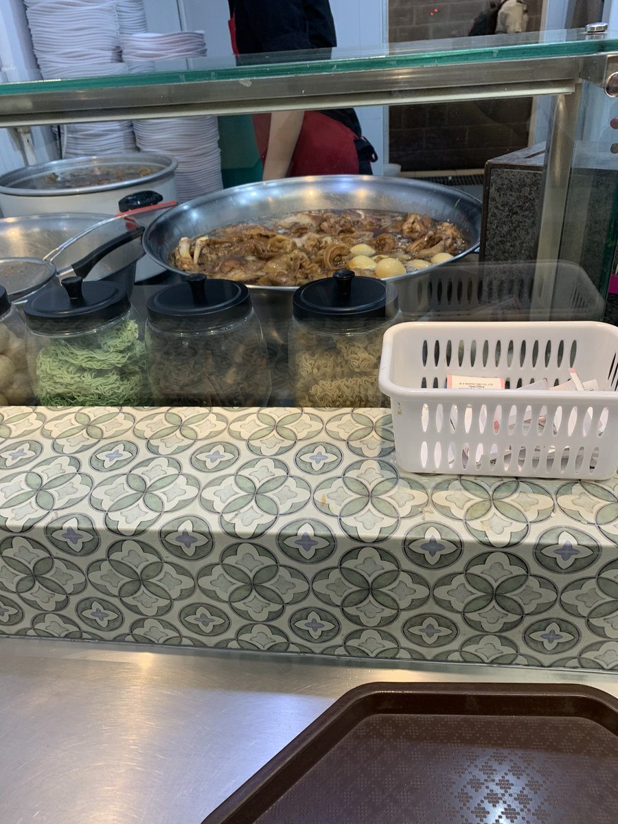 mikamiemi's tweet photo. まずはお馴染みMAGICFOODにて悩んだ末にカオカームー。朝からプリックとガティアムも齧りつつ。卵はいらなかったのに勝手に追加されたw
#スワンナプーム国際空港 #thailand #一人旅 #ข้าวขาหมู #magicfood #朝ごはん https://t.co/ryvE3xh0G5