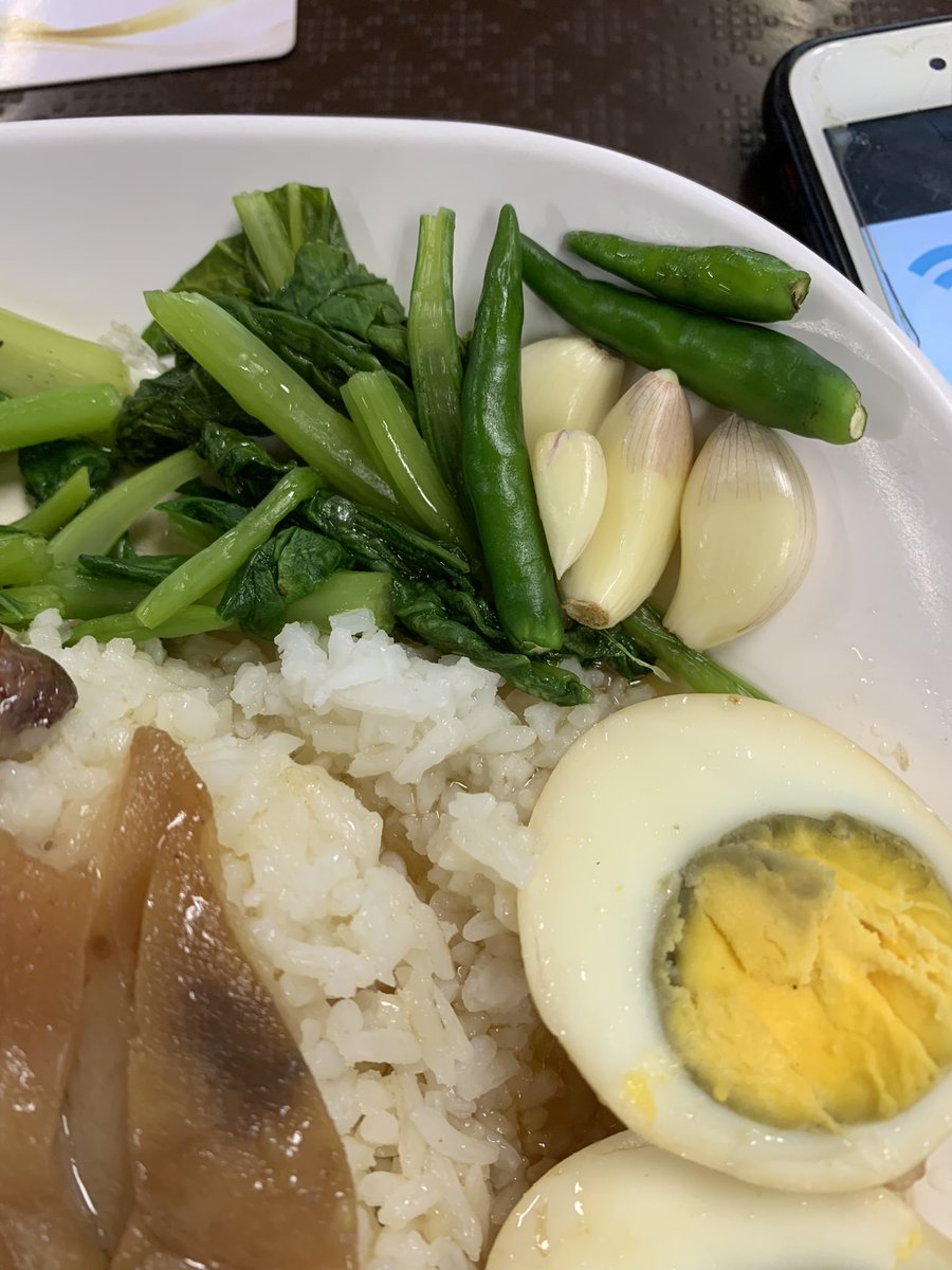 mikamiemi's tweet photo. まずはお馴染みMAGICFOODにて悩んだ末にカオカームー。朝からプリックとガティアムも齧りつつ。卵はいらなかったのに勝手に追加されたw
#スワンナプーム国際空港 #thailand #一人旅 #ข้าวขาหมู #magicfood #朝ごはん https://t.co/ryvE3xh0G5