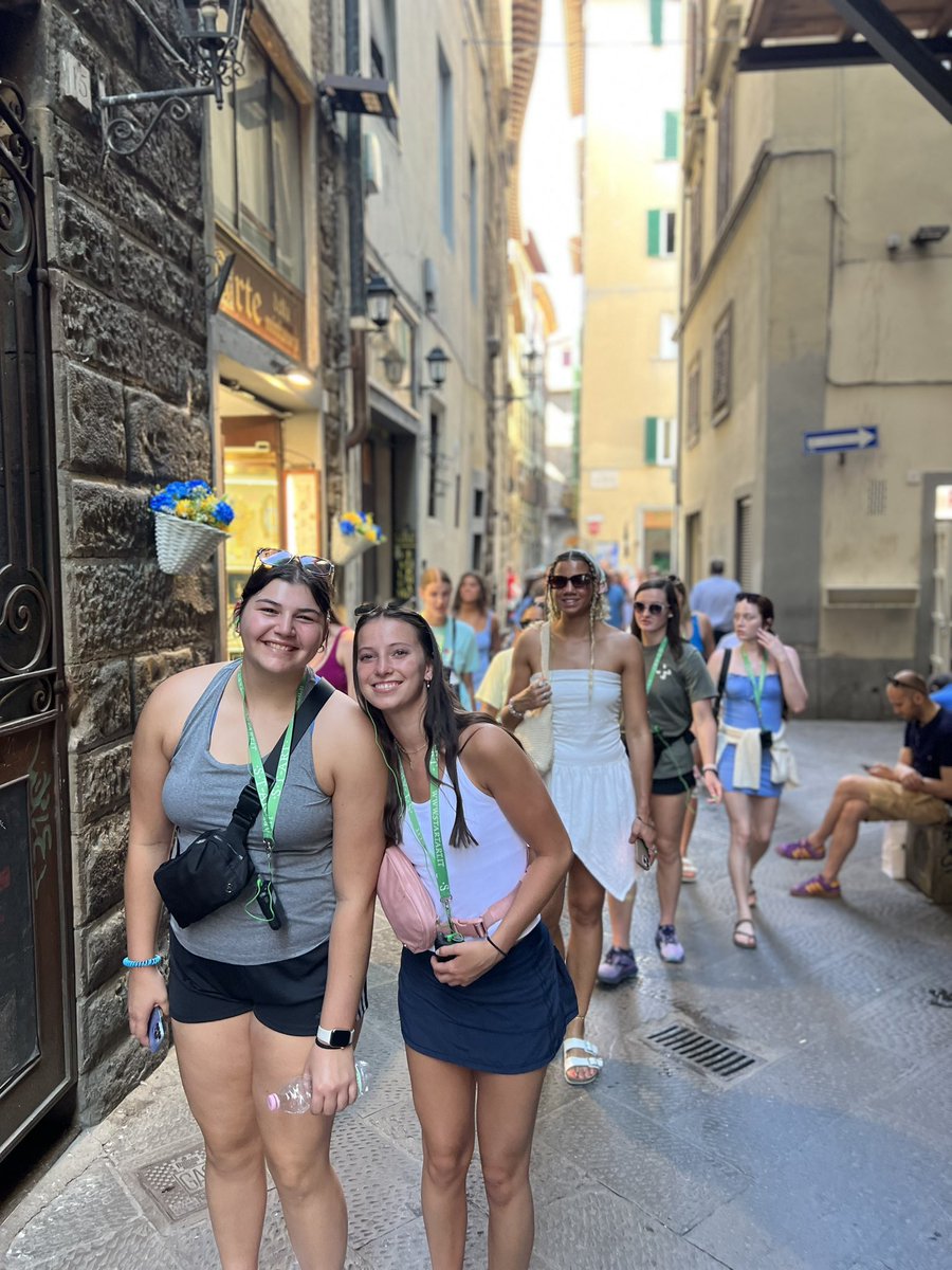 MollyMarrin1's tweet photo. Day 3: Florence you are magical. Renaissance. Italy 🇮🇹 looks great on this amazing crew. @RegisRangersWBB https://t.co/iO8YmGhMfQ