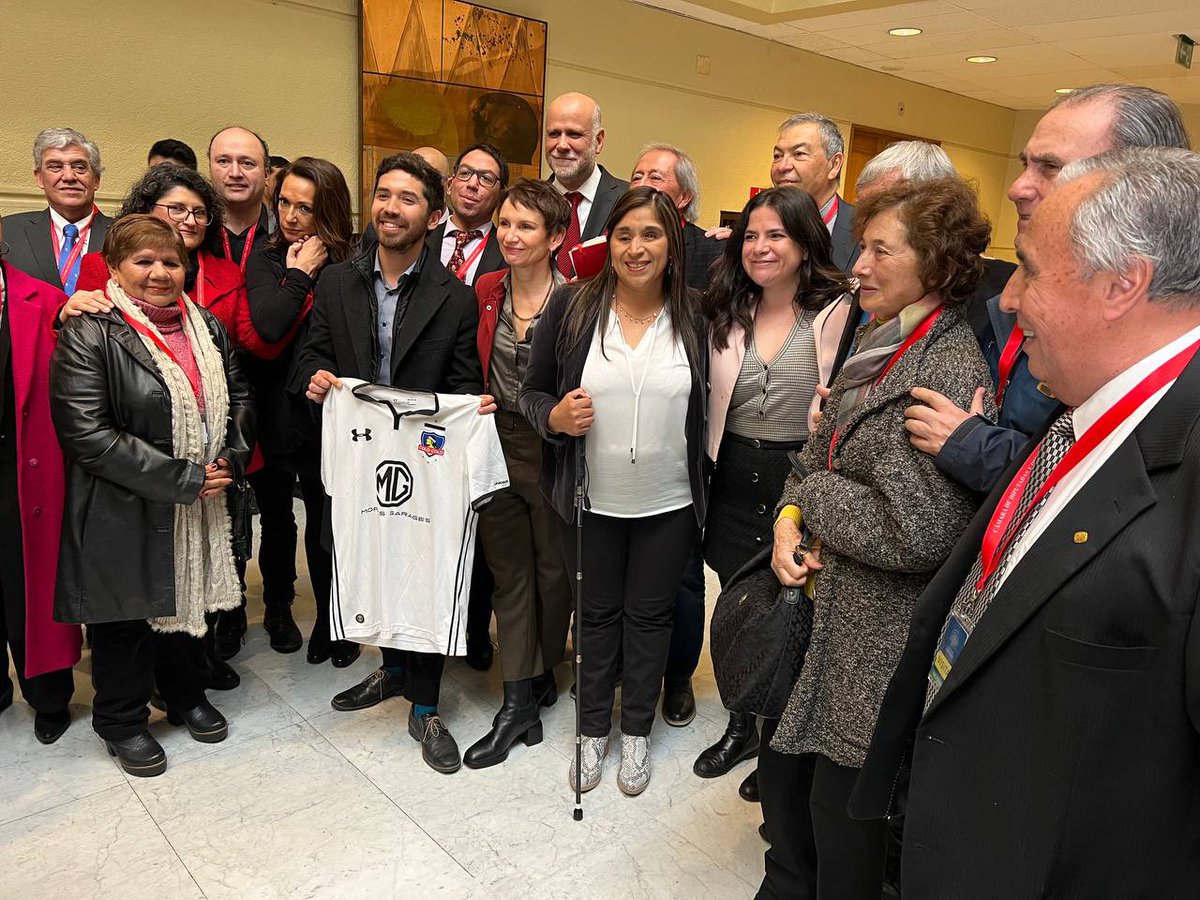 DignidadFabiola's tweet photo. Hasta la @Camara_cl llegamos en esta jornada para conmemorar una fecha muy especial. Hace exactamente 50 años, en 1973, nuestro querido @ColoColo hizo historia al llegar a la final de la Copa Libertadores. 💪⚽️
¡Feliz de acompañar al equipo de mis amores ❤️ gracias! 🙌 https://t.co/3nCvI59srM