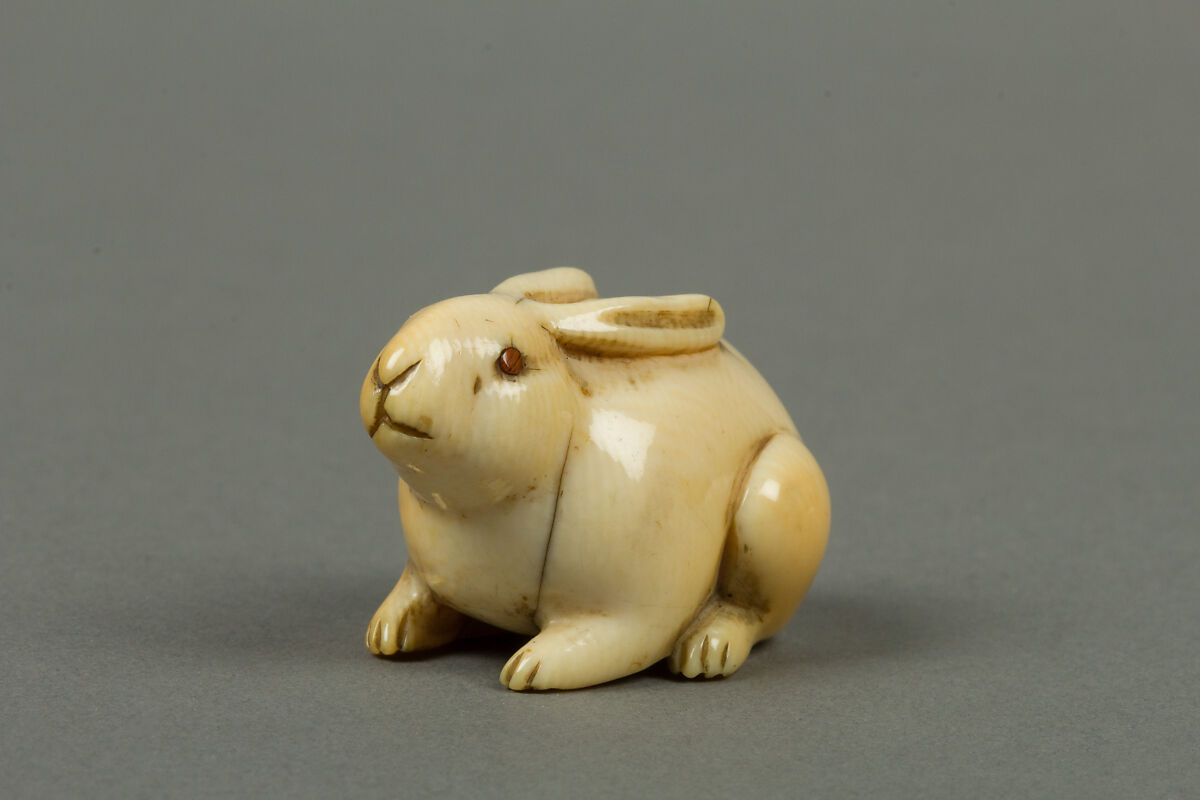 virtuelle_belle's tweet photo. Ivory netsuke of rabbit, Japan, 19th century.

Netsukes were small sculptures that attached items like pipes or medicine boxes to a man's obi, or sash. https://t.co/4ahJALje6X