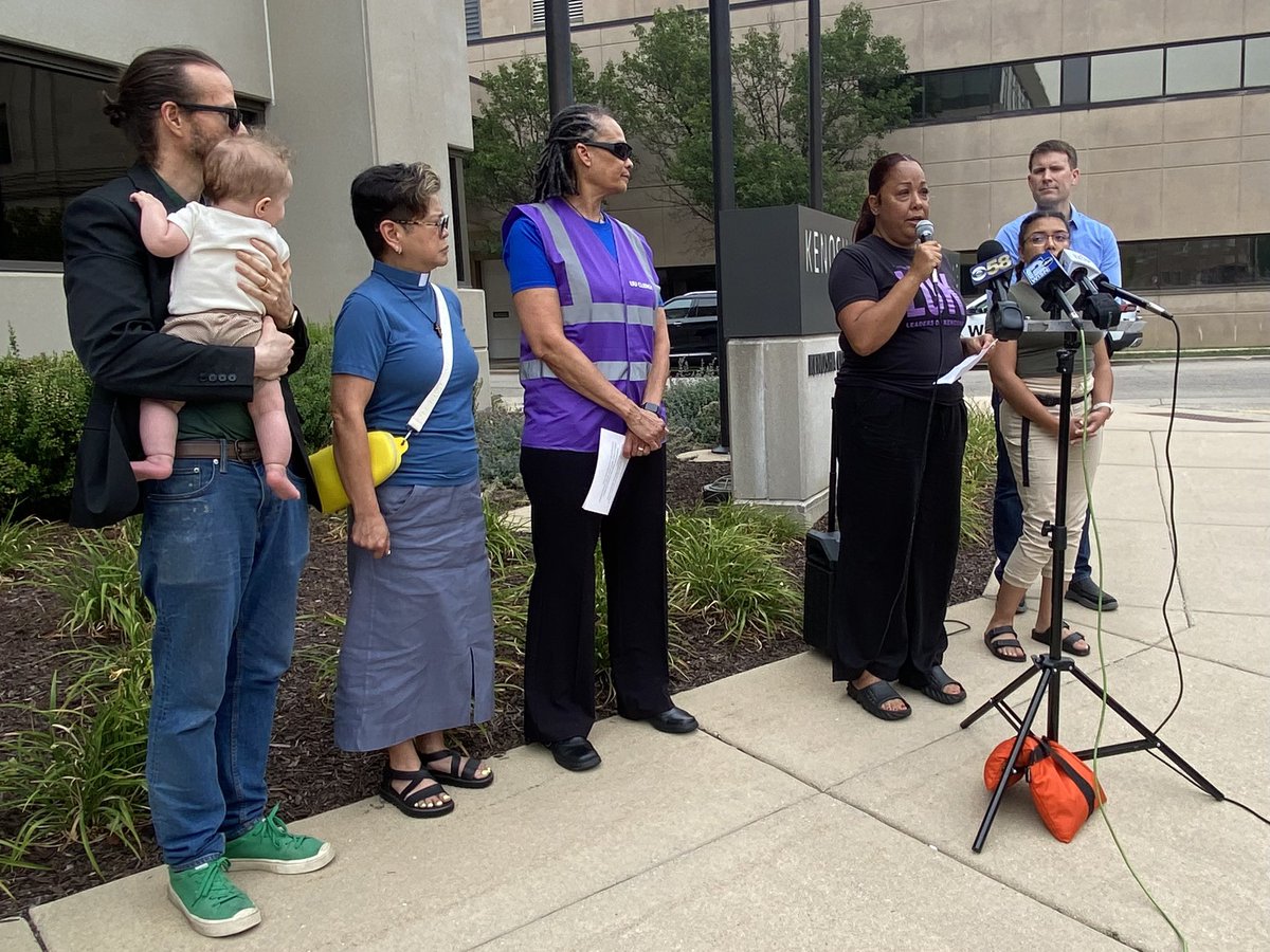 StephRodNews's tweet photo. Kenosha community organizations are calling out police for the arrest of a Black male in a local Applebees. They say police assaulted the man, who was not the suspect in an alleged hit and run police were investigating that day. @CBS58 https://t.co/1S8YFoD2Q6