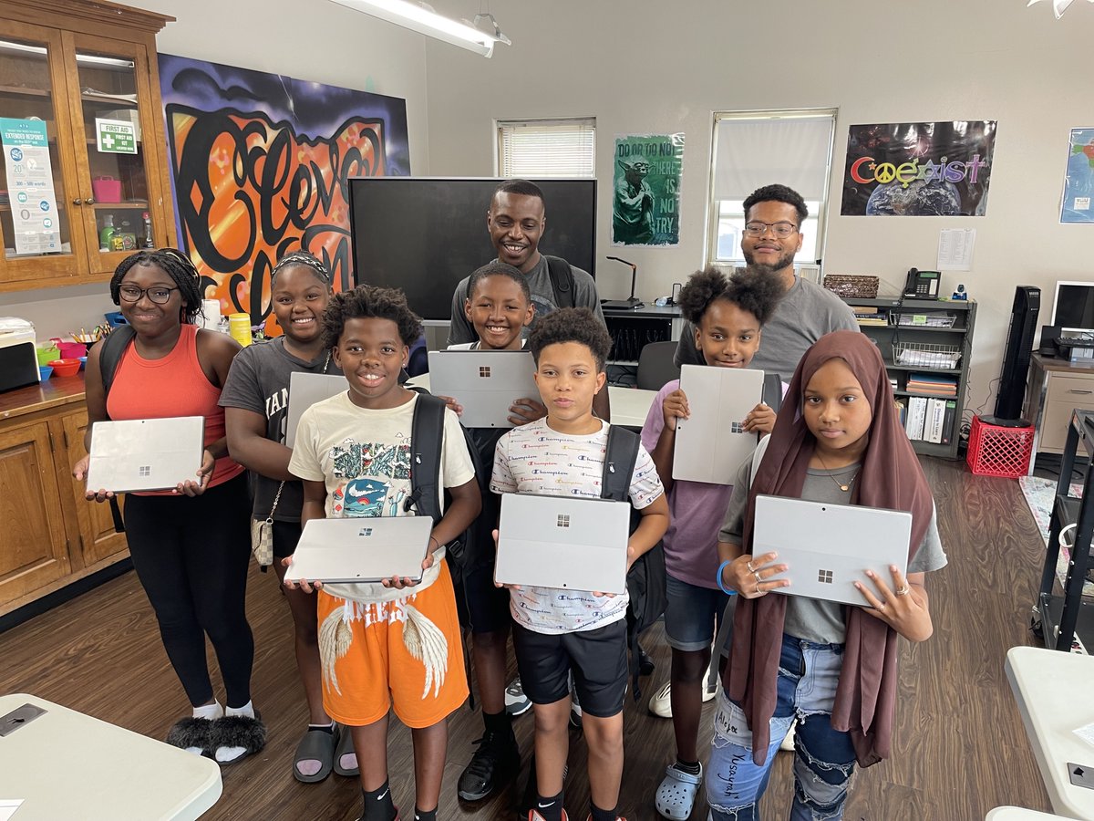 Equipping our future coders with tools for success! 🚀📚 Our students from @MerrickHouse kick off the school year with brand-new devices and book bags from DigitalC #CodingForCommunity