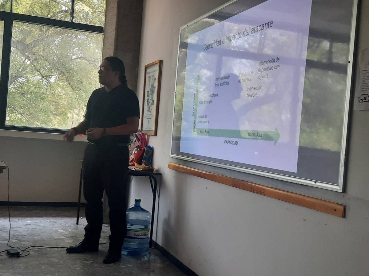 CentroVitoriaMX's tweet photo. 🌱El pasado sábado durante la Sesión XVI de la Escuela para #JuventudesDefensoras "Miguel Concha", junto a Paul Aguilar y Michael Ruiz de @SocialTIC, conocimos la importancia de nuestros #DerechosHumanosDigitales.
🧵 [1] https://t.co/oDcxemQMBu