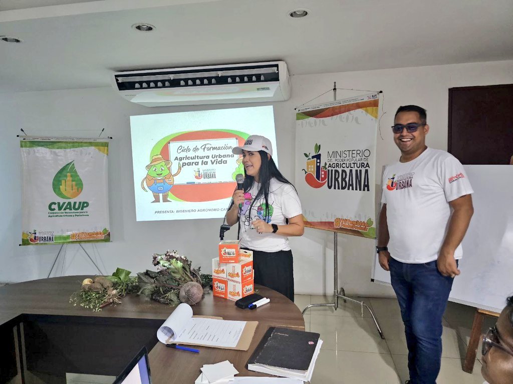Desde el @MinagrourbanaV, la Ministra @greybp1 instaló formalmente el ciclo de formación “Agricultura Urbana para la Vida”, dirigido a todo el personal que labora para atender al Poder Popular Productivo a través de esta instancia del Gobierno Bolivariano. #14AñosDeAmorTricolor