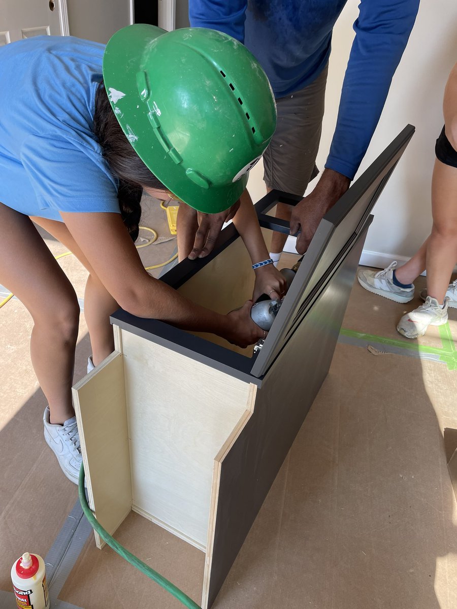 gunnlccd's tweet photo. What better way to spend a day than with this amazing group of @CountryDay students building with @HabitatCincy! We built cabinets for the kitchen, hung blinds and installed shelving in the bedroom closets. A rewarding day for sure! #wearecountryday https://t.co/XxwCyUR7FB