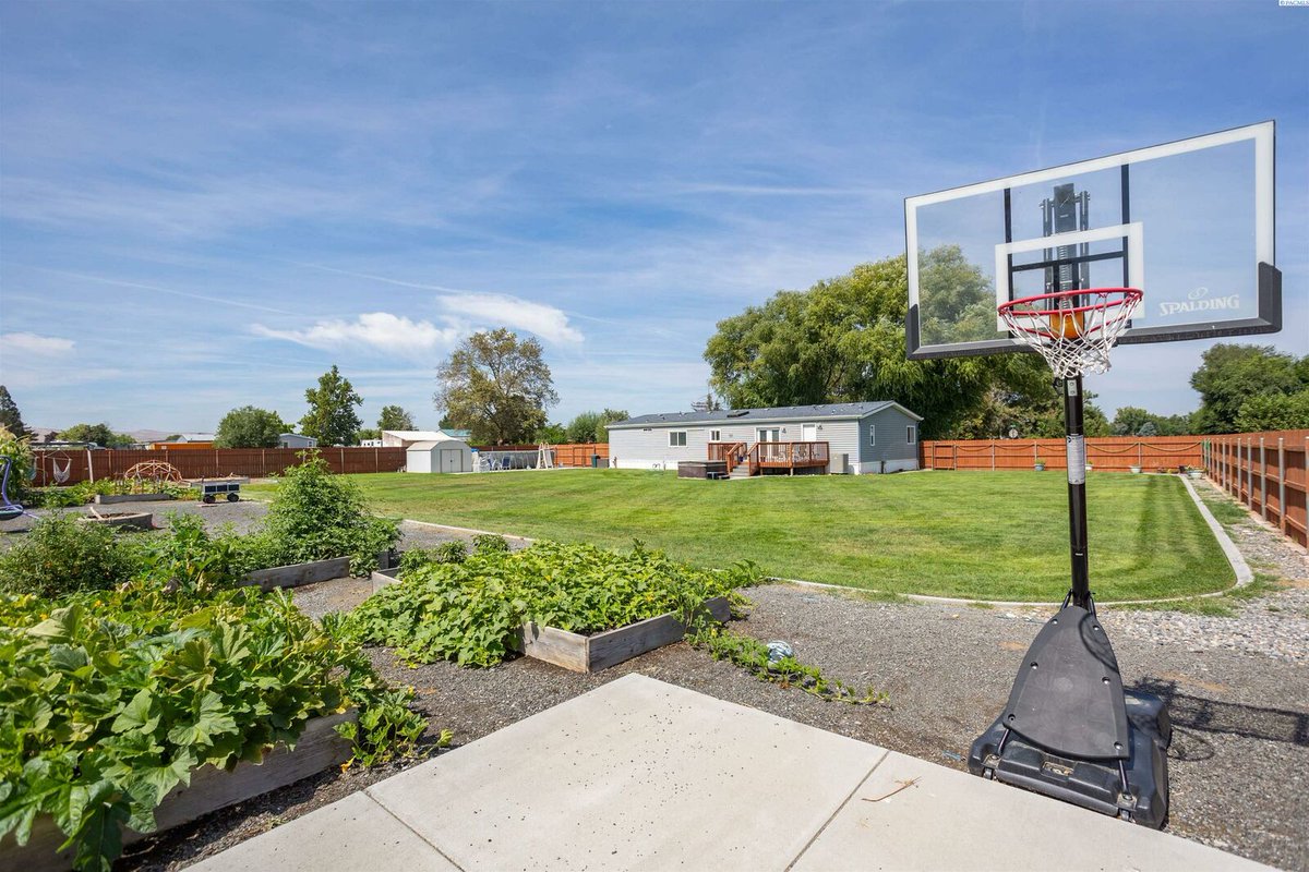 #NewListing - Beautiful .47 Acre Property!

📍419 Ray Blvd in Burbank!
Offered at $415,000
MLS# 270459
Keely Sterba Real Estate Broker | 509-572-8492
Full listing details - tricities.sites.c21.homes/listing/WA/Bur…