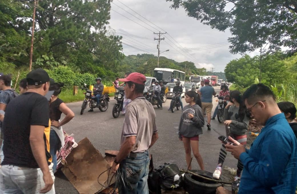 Habitantes del Corozo la mañana de este miércoles 09 Agosto trancaron la Troncal 5 como medio de protesta ante el peligro que vive la comunidad por la crecida del río Torbes que está socavando viviendas y vailidad del sector. Los manifestantes pedían la presencia del gobernador.