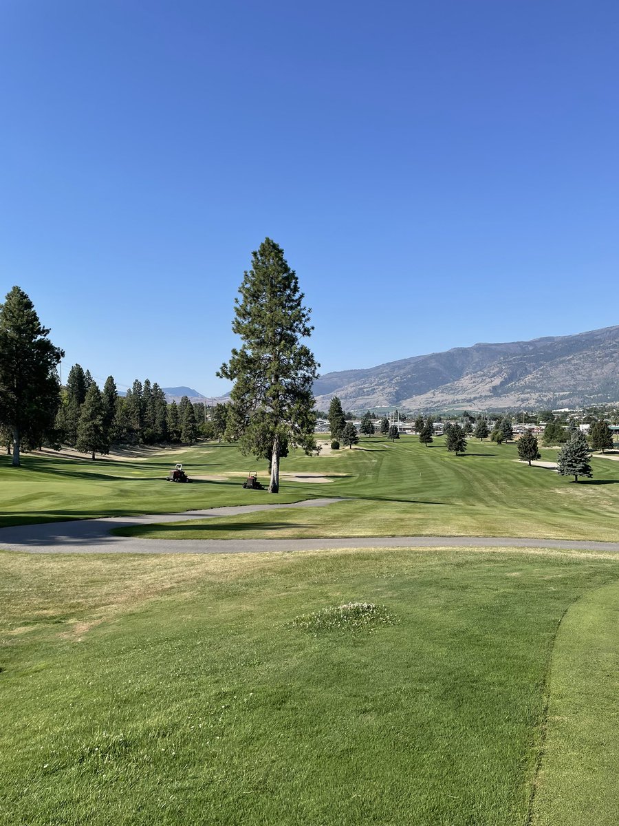 kelseyharder's tweet photo. Trying some new fairway mowing ideas…. Making two mowers work together to create the double wide fairways to contrast our skinny 3500 cut of rough. Jury is still out on this one but with no major tournaments left we are being creative. #golfcoursefun #newpictureeveryday #nkmip https://t.co/PYSQ7dZYnX