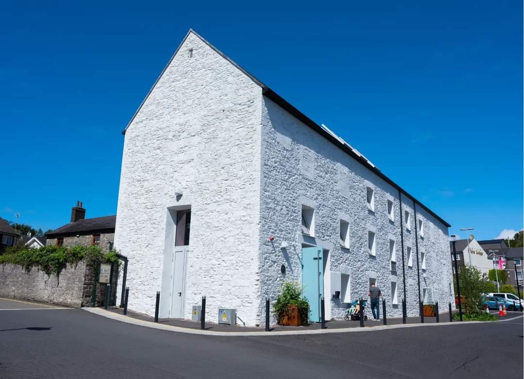 New library in #Kinsale opened today! Well worth a visit. Get your library card up tondate and get on down from 9.30am - 5.30pm M-S #HitTheBooks