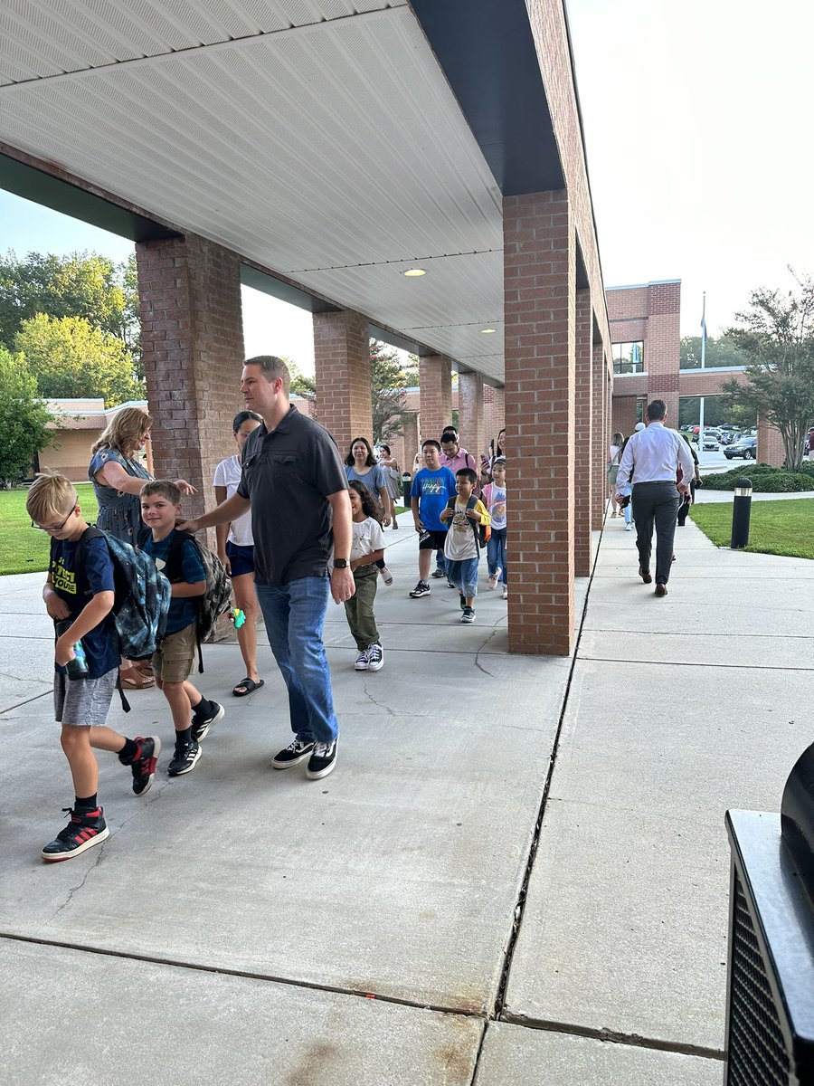 Midway_Mustangs's tweet photo. A great first day to start the 2023-2024 school year! @LexingtonOne #lex1day1 https://t.co/bwdG3mjXlW