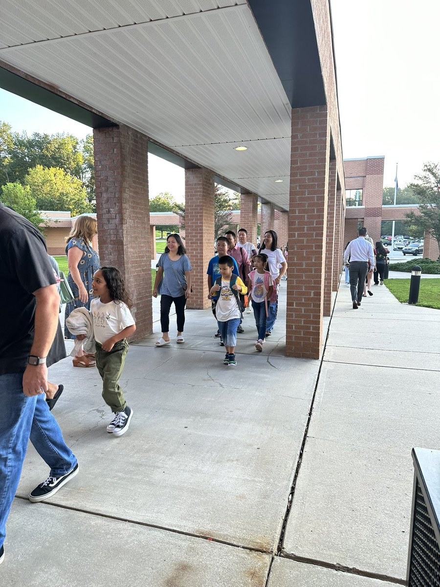 Midway_Mustangs's tweet photo. A great first day to start the 2023-2024 school year! @LexingtonOne #lex1day1 https://t.co/bwdG3mjXlW