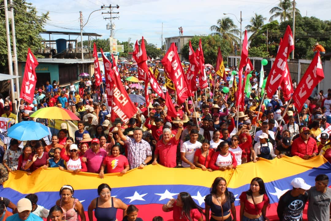 NicolasMaduro's tweet photo. Apure, pueblo querido y heroico. Mi abrazo y respeto a esa voluntad y gallardía de siempre estar dispuestos a vencer en todas las batallas. San Juan de Payara, tierra rebelde del Negro Primero, en la calle ¡Por la esperanza y el futuro de Venezuela! ¡Juntos, venceremos! https://t.co/p3xZabzkMR