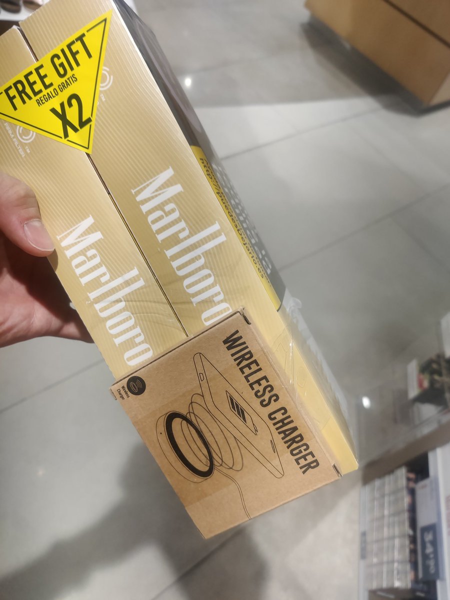 Það eru farnar aðrar leiðir í lýðheilsumálum hér á Tene - ef þú kaupir nógu mikið af sígarettum færðu kaupauka!