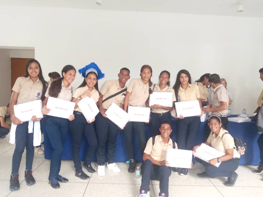 CircuitoSB's tweet photo. Nuestro Estudiantes Mejores Promedios de Paz Castillo, presente en Actividad de Reconocimiento e incentivo por parte del Ciudadano Gobernador @HectoRodriguez @cdcepazcastillo @_LaAvanzadora @rosabecerra3  @NicolasMaduro https://t.co/rEIBJIxvaZ