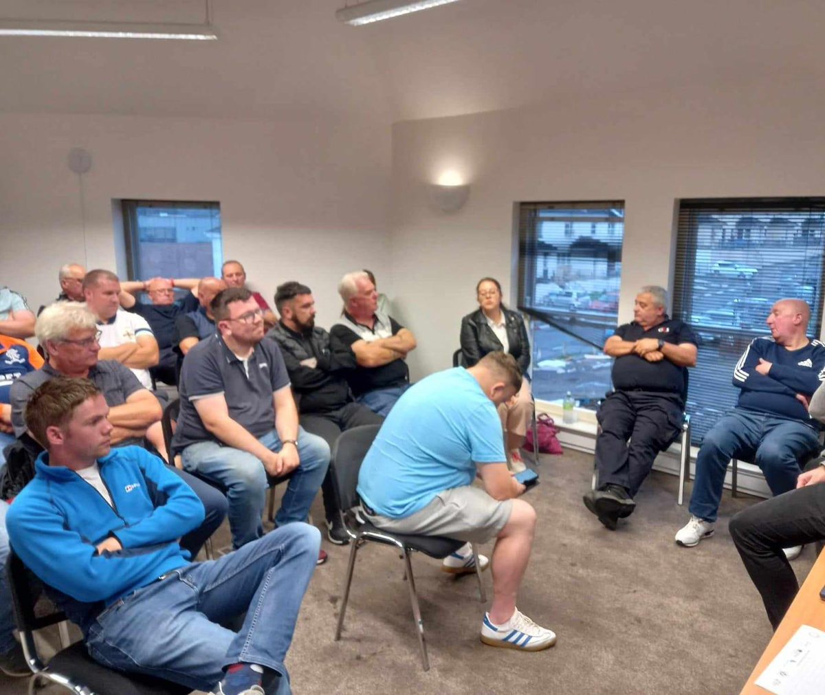 BandsForum2010's tweet photo. Very good meeting and discussion tonight between the Londonderry Bands Forum and Apprentice Boys Marshalling Team with @PSNIDCSDistrict City Centre Neighbourhood Police Team about issues ahead of the Apprentice Boys Relief of Londonderry Parade.  @NI_CRC https://t.co/5ExHDYWeP7
