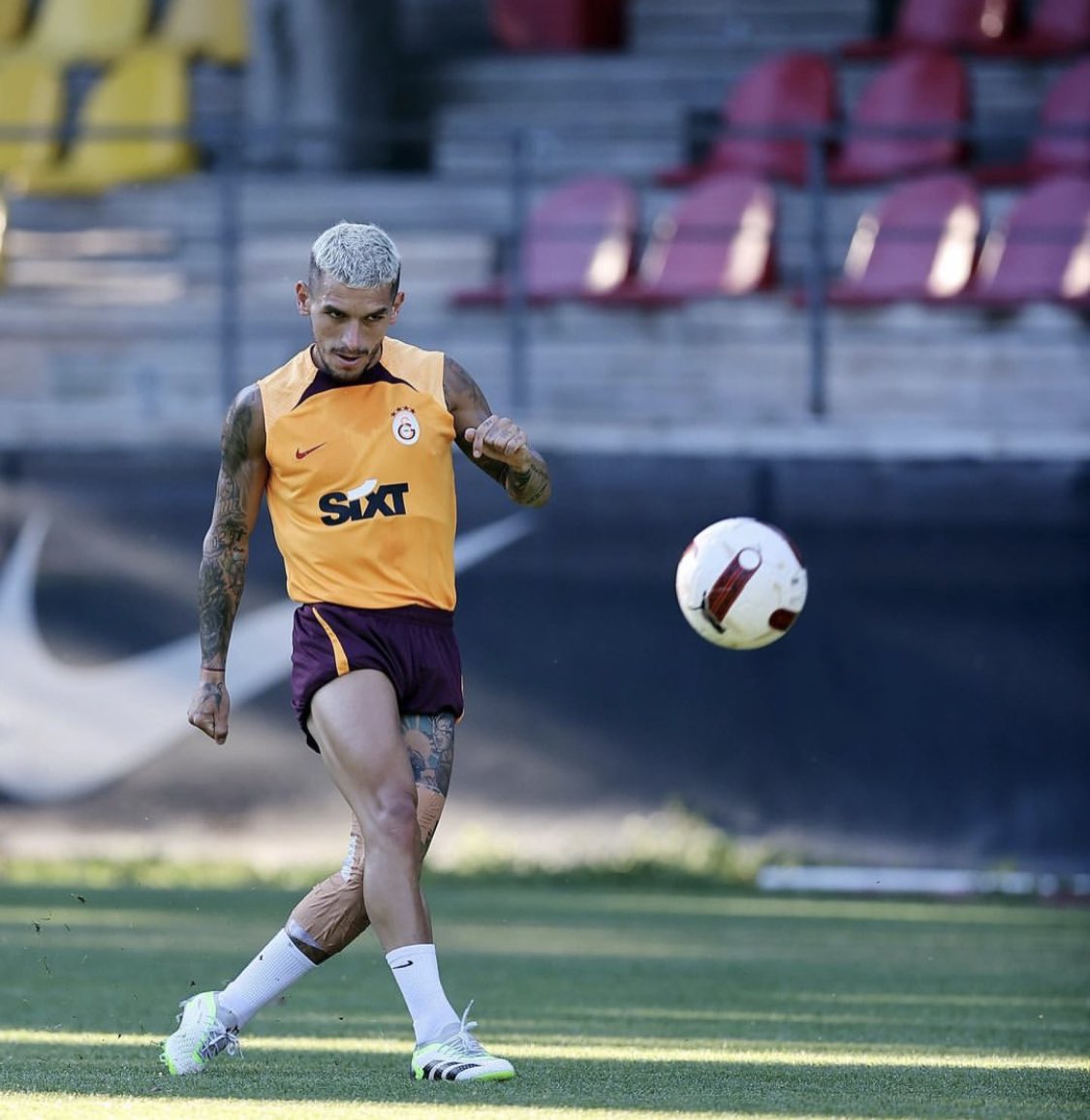 Lucas Torreira 🐜💥
Muazzam bir yaz kampı geçirmiş fiziği çok daha iyi fit durumda zayıflamış Arsenal dönemkindeki fiziğinde sahip şuan aidiyet duygusu bambaşka bir sey çok iyi bir savaşçı bu sene üstüne koyarak devam edecek gibi..