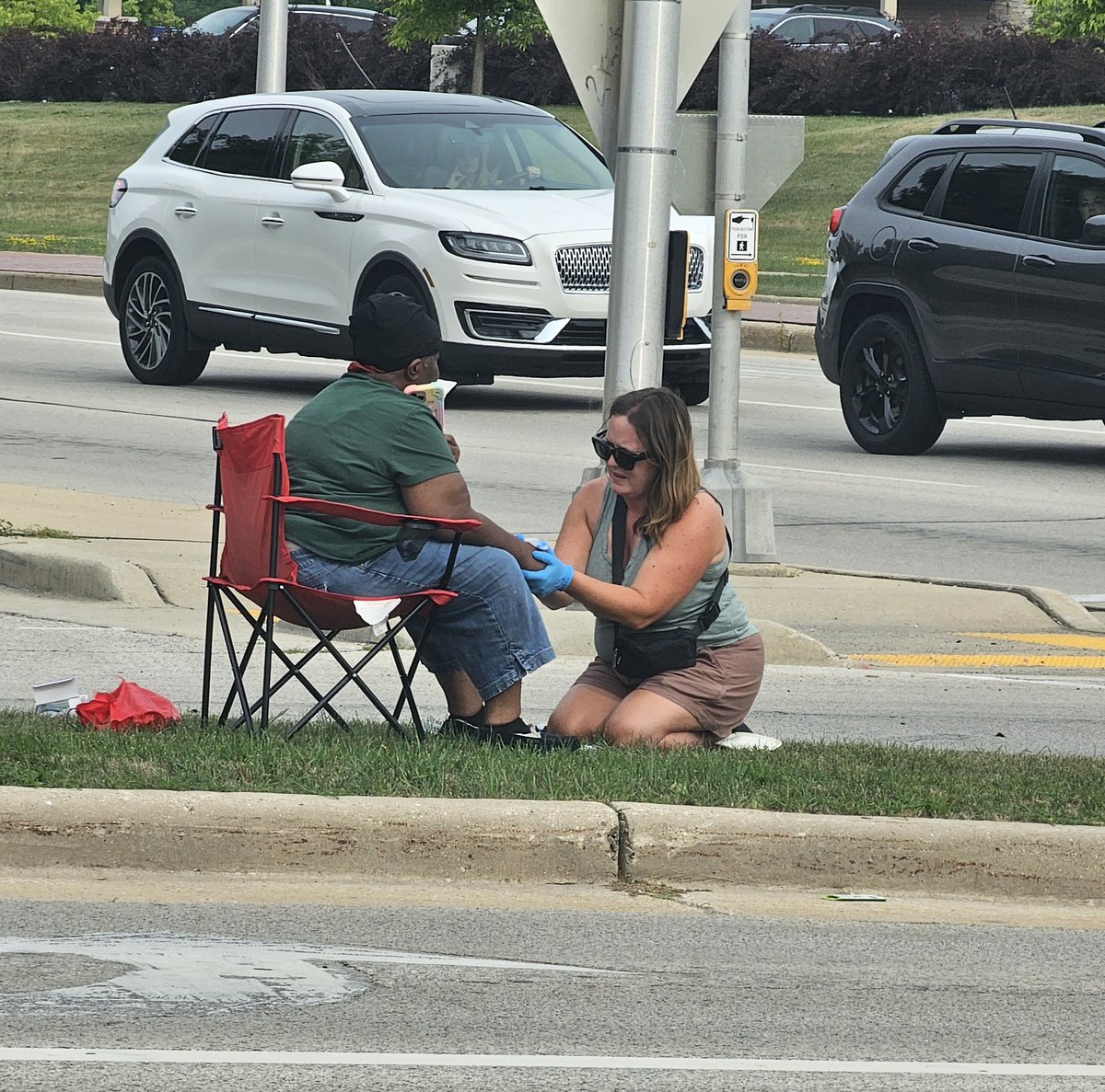 WaukeshaAlerts's tweet photo. Just saw a multiple vehicle crash happen at Tenny Ave and Sunset Dr. There appear to be people injured. A good samartian who appears to be a nurse grabbed a chair out of her car and gave it to a victim to sit down and is now assisting with the injured. https://t.co/Karziz6AoG