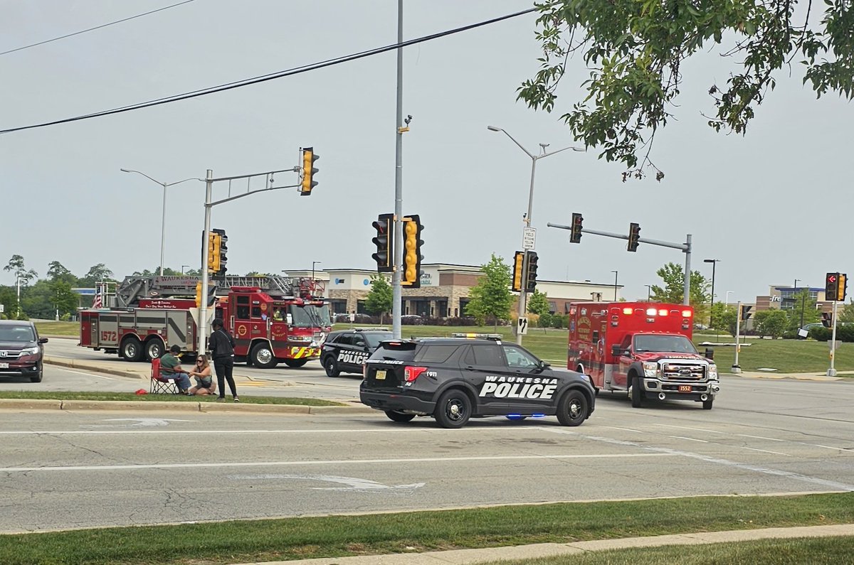 WaukeshaAlerts's tweet photo. Just saw a multiple vehicle crash happen at Tenny Ave and Sunset Dr. There appear to be people injured. A good samartian who appears to be a nurse grabbed a chair out of her car and gave it to a victim to sit down and is now assisting with the injured. https://t.co/Karziz6AoG