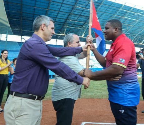 GuilleRebelde's tweet photo. 🇨🇺⚾ La bandera en manos de los Despaigne (padre e hijo). Será que el béisbol se parece a la vida. #RadioRebelde https://t.co/VWNoMwsLoH