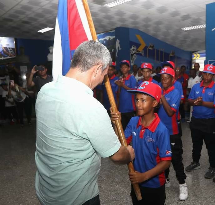🇨🇺⚾ La bandera en manos de los Despaigne (padre e hijo). Será que el béisbol se parece a la vida. #RadioRebelde