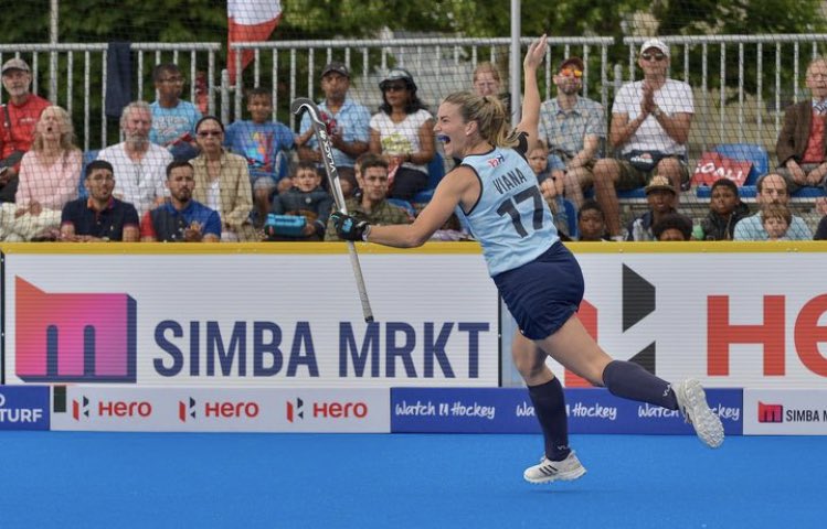 #hockey Teresa Viana ya está en Bélgica 🇧🇪 para jugar en KHC Dragons, el equipo de Manuela Vilar Del Valle. 
Se juntan las 2 cracks de Las Cimarronas. 
2ª experiencia internacional tras jugar en Italiano de Argentina 🇦🇷 
El domingo se despidió con gol de Carrasco Polo