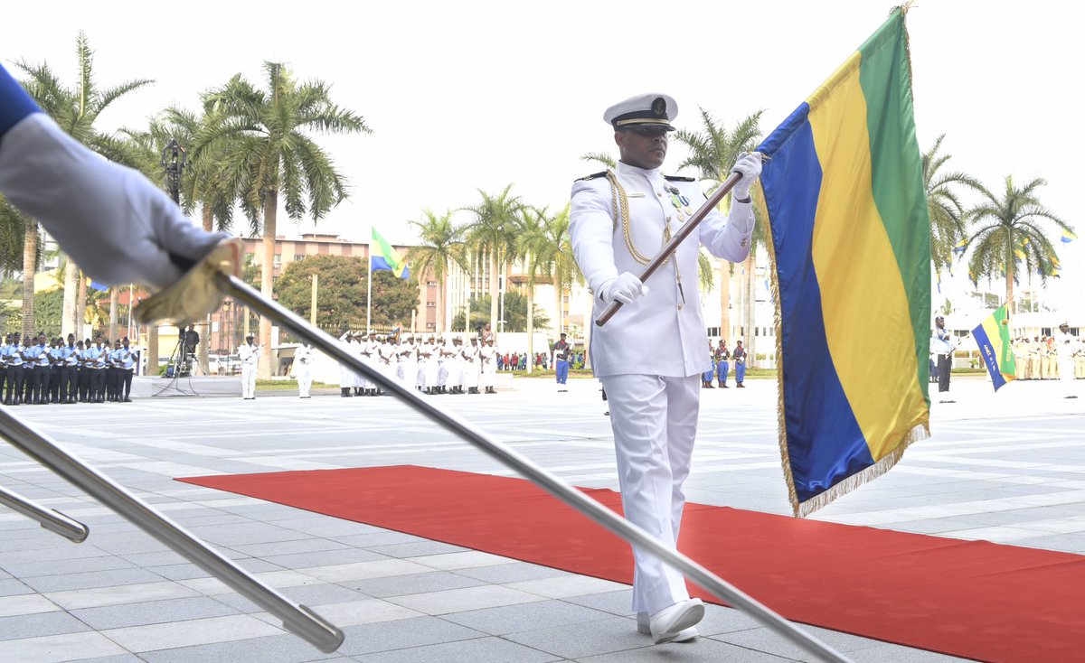 Notre #drapeau incarne notre Nation. Il symbolise notre Unité. C'est sous ce drapeau que, nous #Gabon.ais.es, nous nous rassemblons. Cette union est gage de paix et de stabilité. Elle doit être à tout prix préservée. En ce #9aout, hissons haut nos couleurs ! #JourneeDuDrapeau