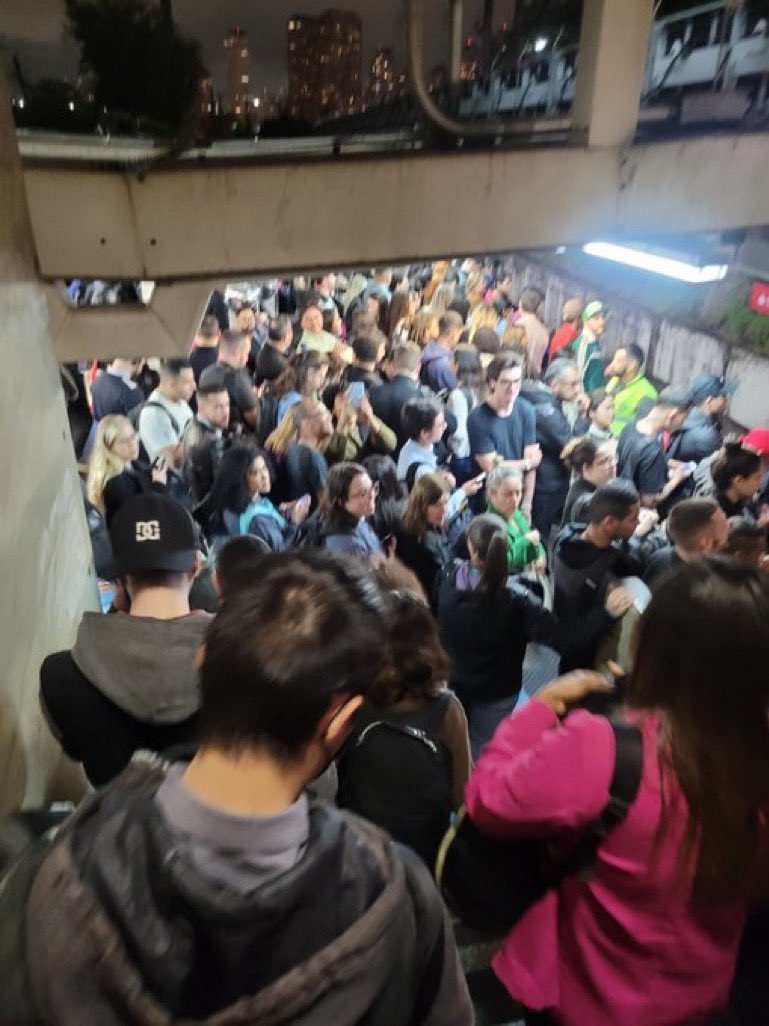 DiariodaCPTM's tweet photo. Entrada da estação Vila Olímpia, Linha 9-Esmeralda.
📸 @cwsmic https://t.co/Bg7MNvVvT5