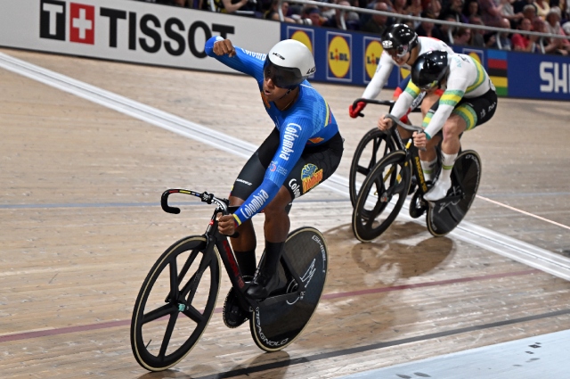 BonnetHJavier's tweet photo. #Ciclismo 🚴‍♂️ l Kevin Quintero se convirtió en el nuevo campeón 🥇mundial de Keirin y estas son algunas de las imágenes 📸 más memorables de esta histórica jornada 🥹 para el ciclismo colombiano #CaracolSports #KevinQuintero 🇨🇴 https://t.co/1SIpxzxuam
