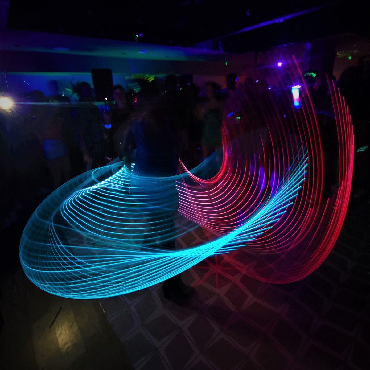 kwndesign's tweet photo. A little fun at #LaMina for #AlienInvasion night, couldn't help but snap a few of the lovely @Piscesrisnggg (IG) working their hoop magic

#hulahoop #flowart #gogodancer #performer #photography #LED #longexposure 

Got a Flow art event in #Dallas ? #BookMe in my #DMs https://t.co/WxxX1ElOWM