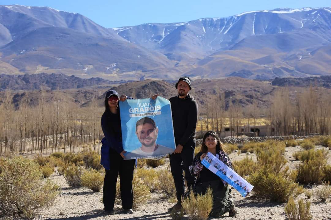 Vicky_7_7's tweet photo. En Laguna Blanca a más de 3000 mts de altura, en todos lados militamos la campaña de Juan Grabois. Queda poco pero no aflojamos ! 🇦🇷🇦🇷🇦🇷

Unión por la Patria JG

#juan23
#argentinahumana
#JuanGraboisPresidente https://t.co/EchULqco1p