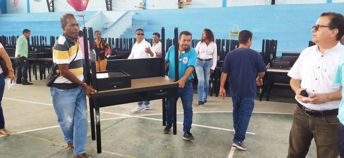 EducacionZ1Ec's tweet photo. HOY | 27 planteles educativos urbanos y rurales del distrito Esmeraldas, recibieron un total de 320 escritorios y sillas, con el objetivo de mejorar las actividades pedagógicas en el aula. La entrega se realizó en la Unidad Educativa Margarita Cortés. #TransformaciónEducativaEc https://t.co/Wi8iUXmOHW