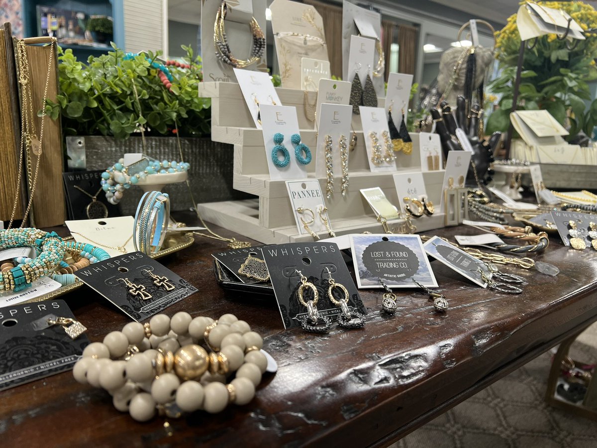 Grab your wallets head to Downtown Salina, one of my go-to destinations for on-trend shopping in Kansas. 

It never fails, I always bring home more than I intended! 

#mainstreet #tothestarsks #midwest