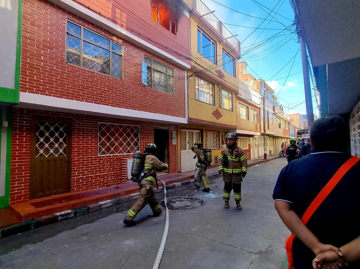 BomberosBogota's tweet photo. Nuestros bomberos de la estación Kennedy controlan un incendio en una vivienda ubicada, en la carrera carrera 72 bis con calle 56 d Sur. A la hora no se reportan personas lesionadas. Se asegura el área. En el sitio hace presencia Policía Nacional. https://t.co/sd5LJXMCWF