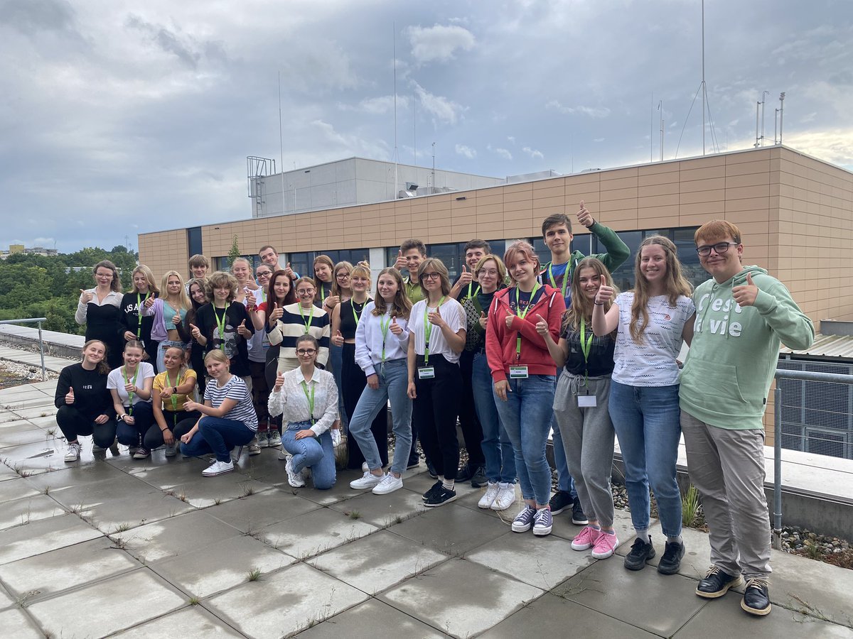 CEITEC_Brno's tweet photo. @VUTvBrne @brnomycity DEN #3: Výměna témat, přednáška @thermofisher o elektronové mikroskopii, @Olinium42 o přípravě na VŠ a společná práce na prezentacích pro zítřejší představení projektů ✅
#CEITECStudentTalent https://t.co/UwRZoO9GDx